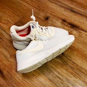 "SOLD" Nike Roshe tripple white excellent condition